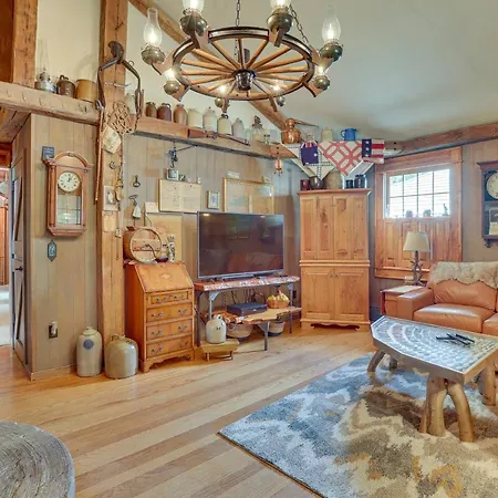 Spacious Dalton Vacation Rental With Deck And Hot Tub!